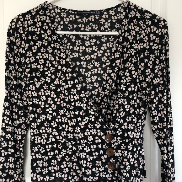 Abercrombie & Fitch | Floral Print Wrap Top w/Button Closure - Picture 3 of 10